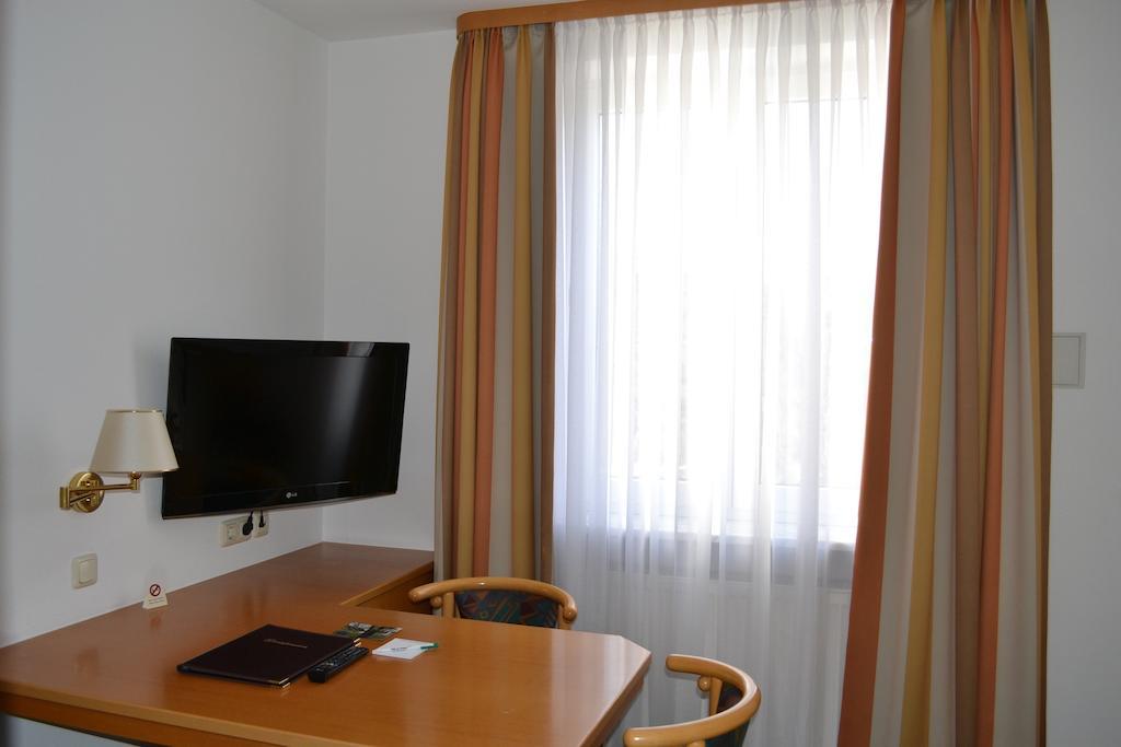 Hotel Am Ostpark Neubiberg Exterior photo