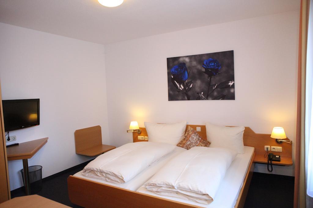Hotel Am Ostpark Neubiberg Exterior photo